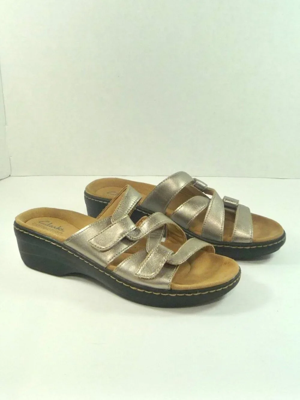 CLARKS SIZE 8 GOLD SLIDE SANDALS
